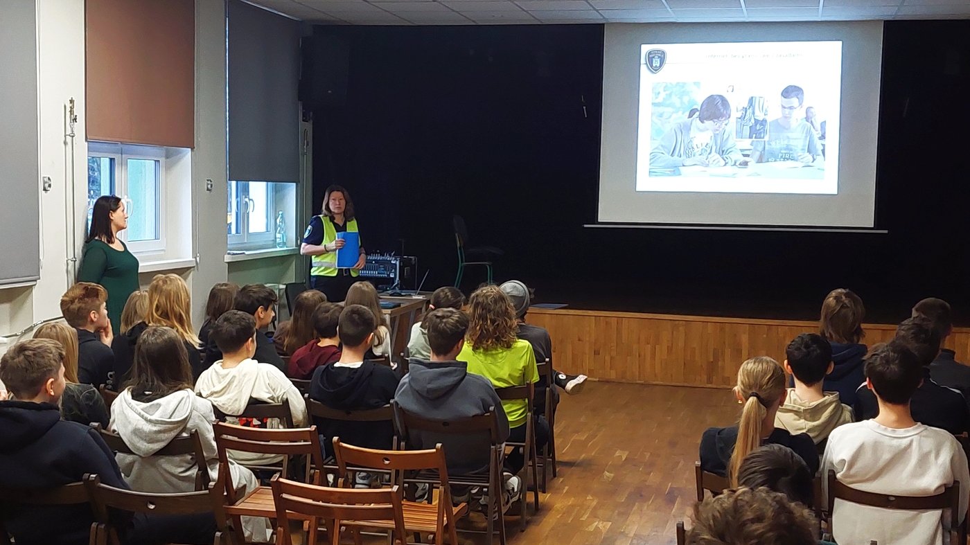 uczniowie oglądają ilustrację filmową zagadnień omawianych orzez strażniczkę