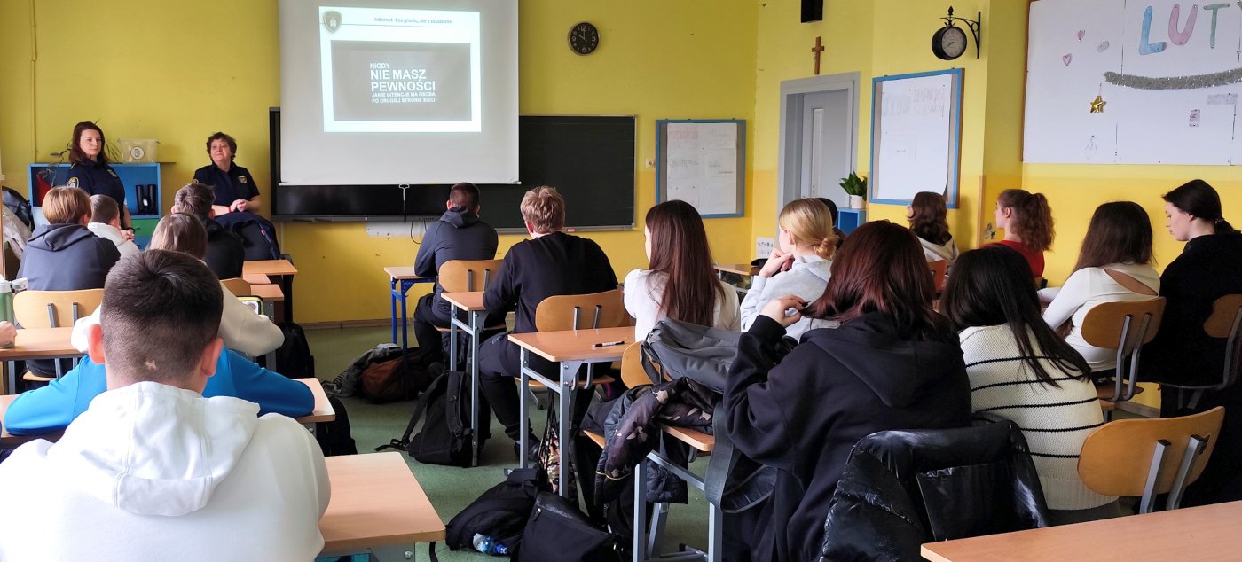 strażniczki rozmawiają z uczniami o cyberbezpieczeństwie