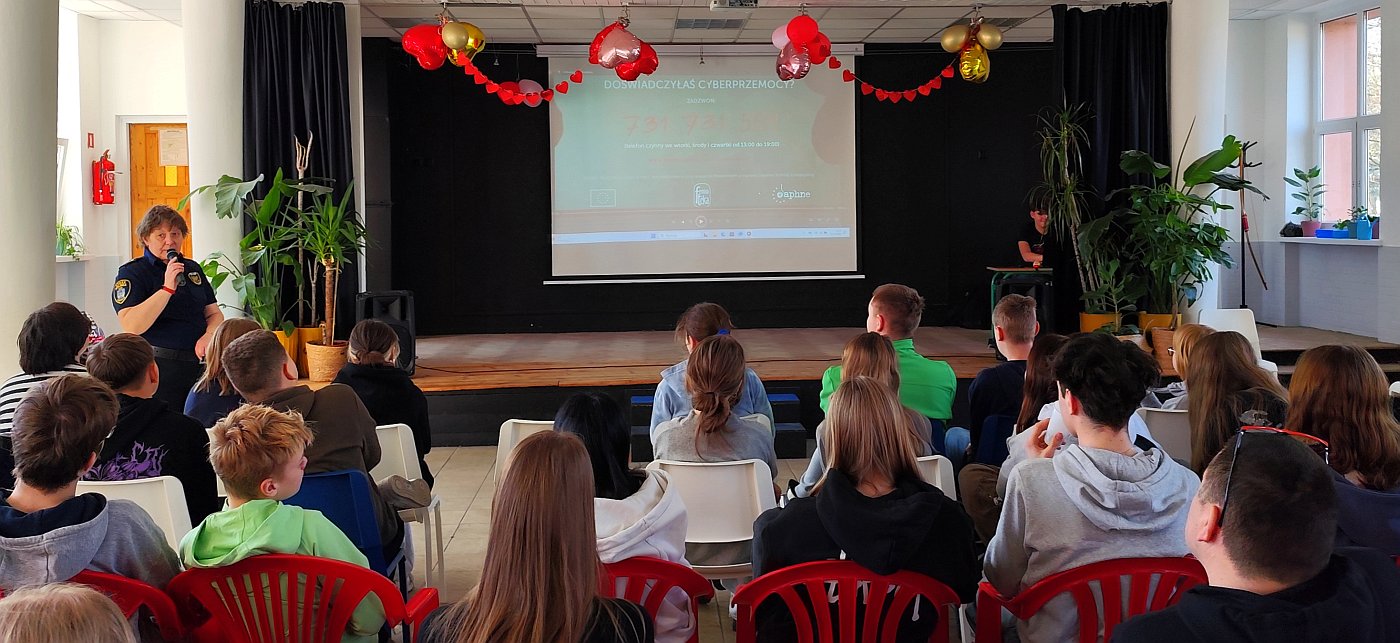 strazniczka omawia kolejne zagadnienia korzystając z prezentacji na ekranie