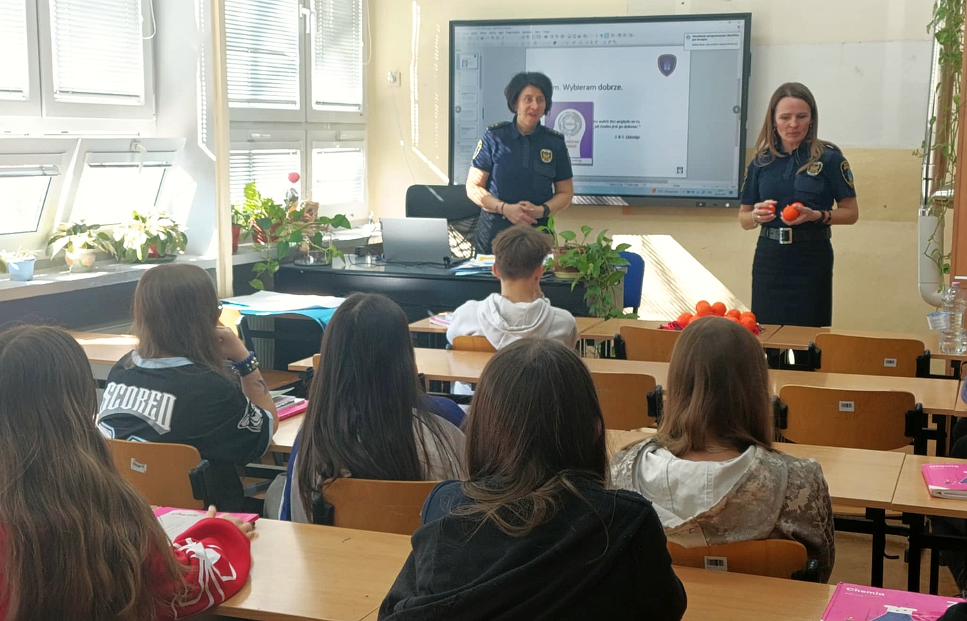 strażniczki przedstawiają programowe zagadnienia
