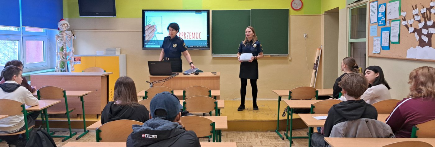 strażniczki informują o możliwych zagrożeniach w sieci