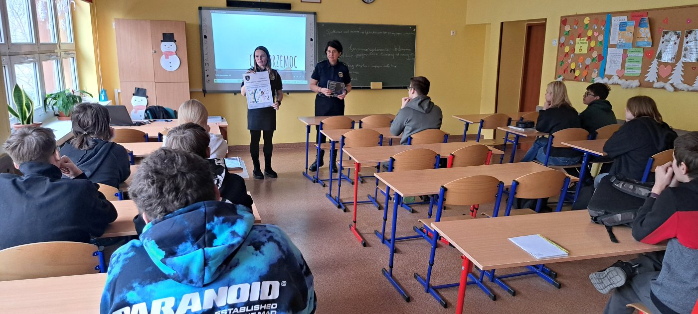 strażniczki zapraszają uczniów do udziału w konkursie