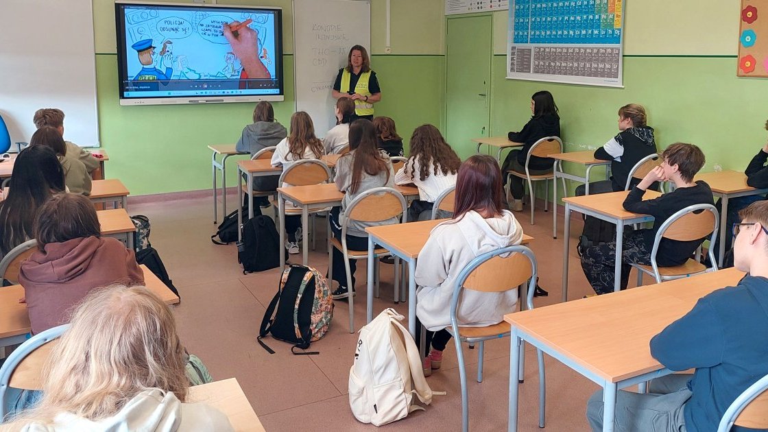 uczniowie oglądają filmową ilustrację prezentacji