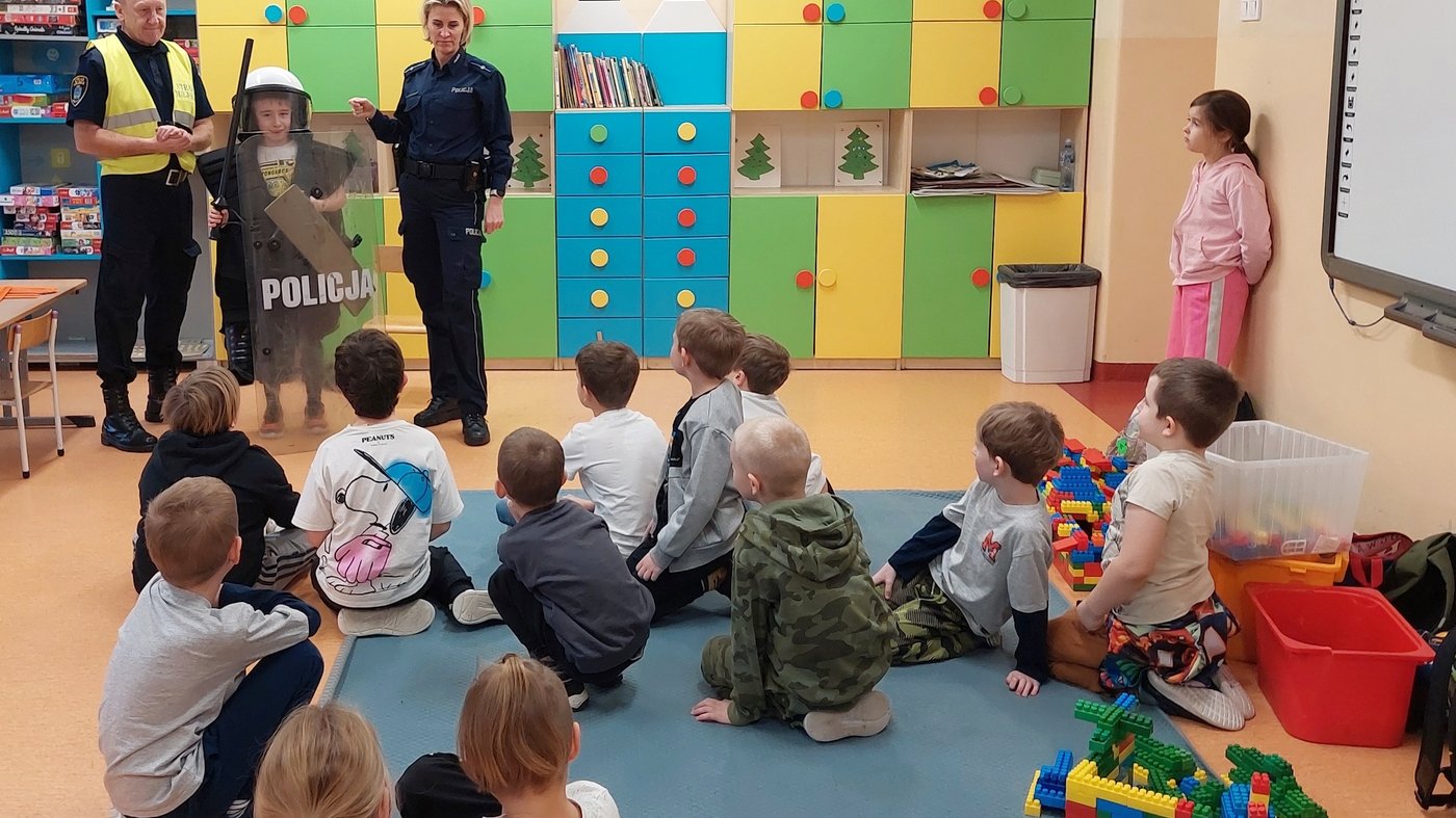 ochotnik prezentuje specjalne wyposażenie "bojowe" policjanta