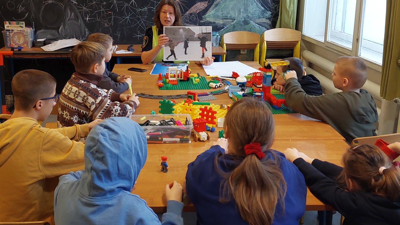 strażniczka na planszy przedstawia bezpieczne zabawy śnieżkami