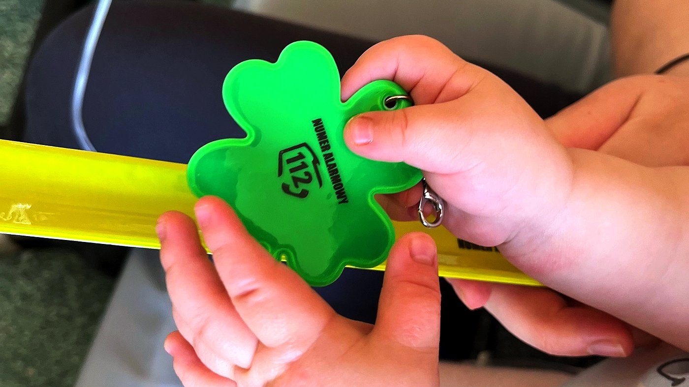 dzieci oglądają gadżety