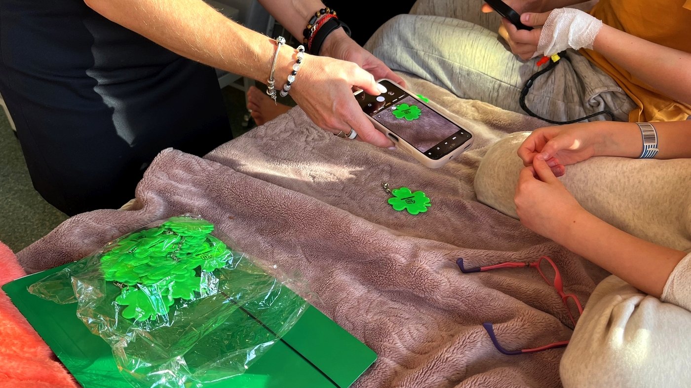 dzieci oglądają gadżety