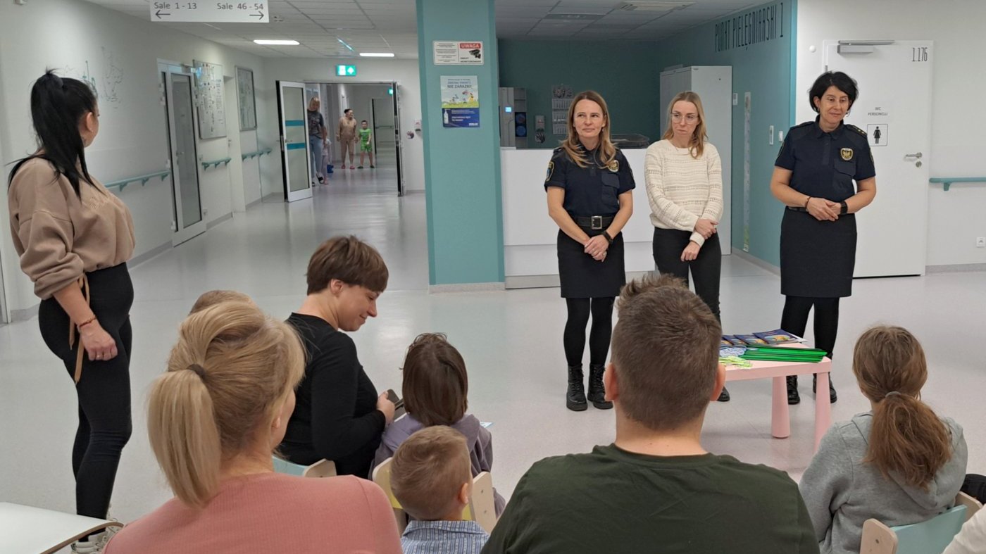 strażniczki i przedstawicielka WORD-u przedstawiają pacjentom cel wizyty