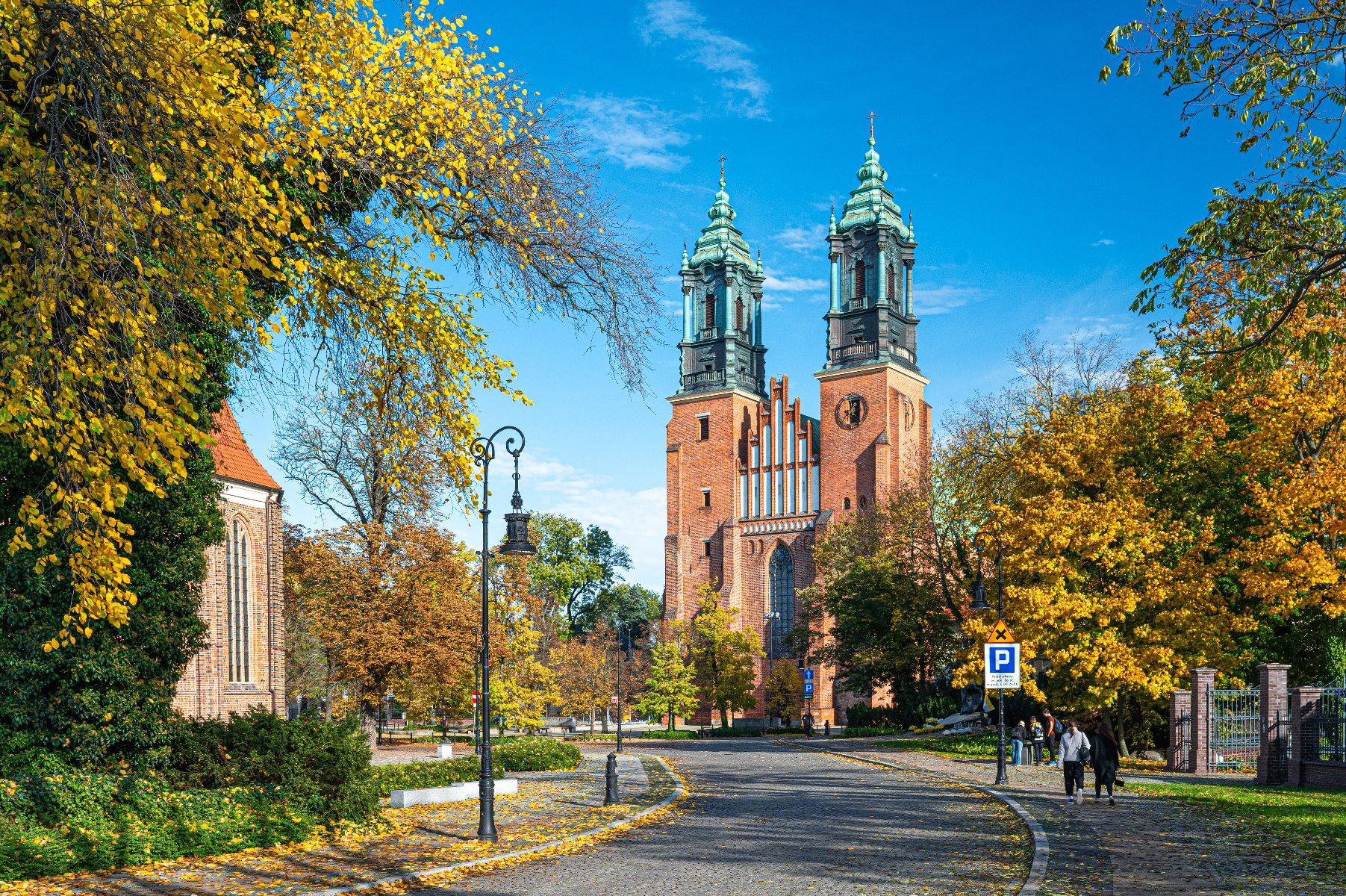 W związku z uroczystościami religijnymi oraz Marszem dla Życia w dniach 24 i 25 maja wprowadzane będą czasowe zmiany w organizacji ruchu na ulicach Ostrowa Tumskiego oraz w centrum Poznania Widok na front Katedry na Ostrowie Tumskim, dookoła stare drzewa