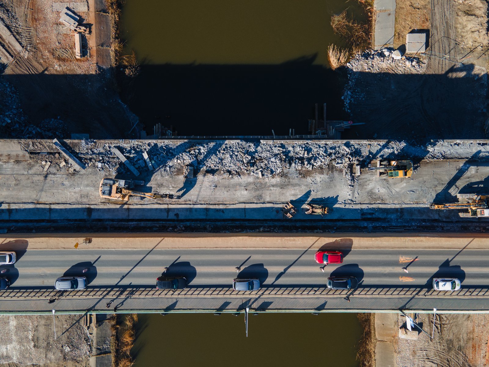 Widok z góry na 2 części Mostu Chrobrego - północną rozbieraną i południową, po której poruszają się pojazdy i pisei