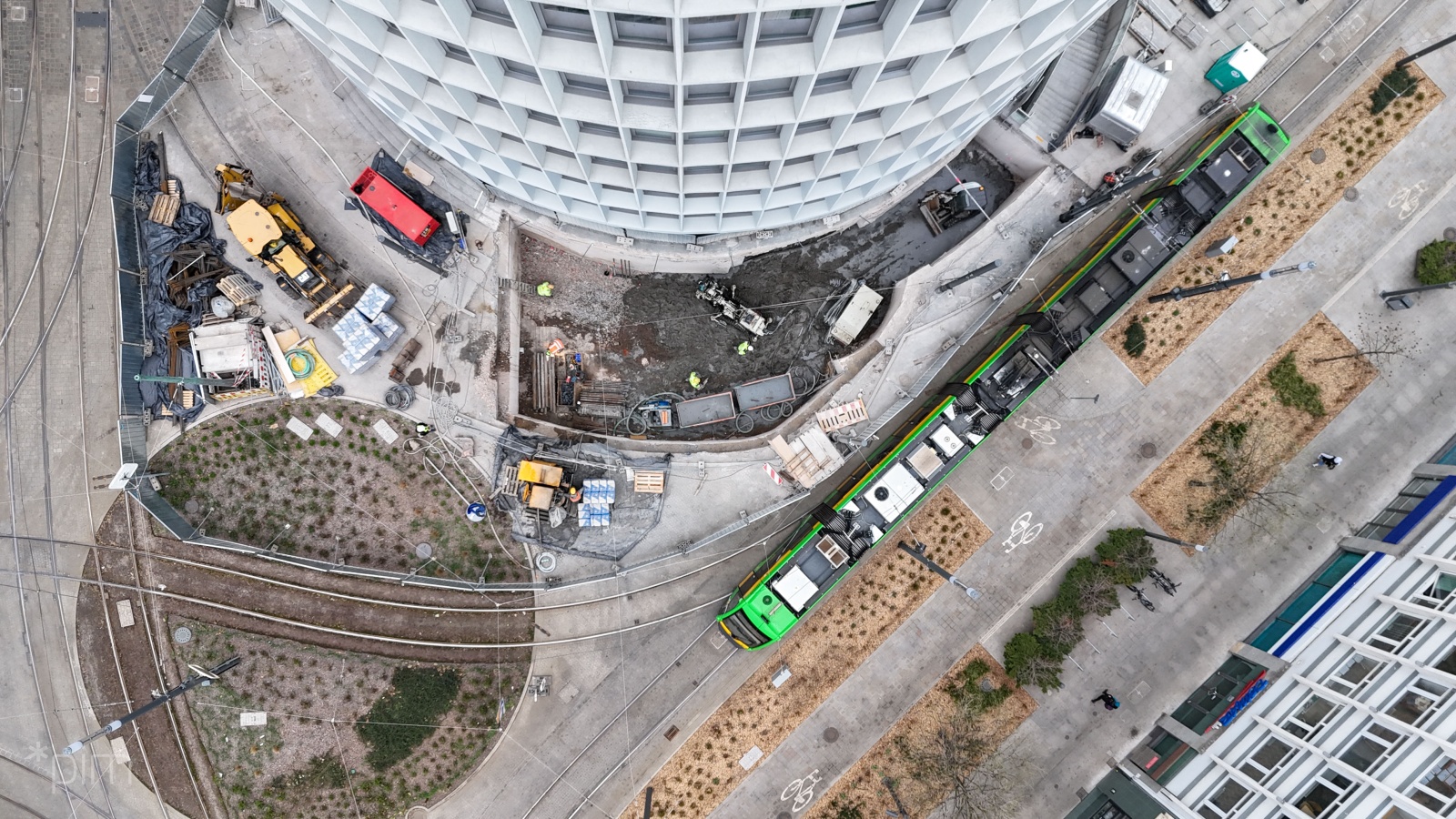Przy Okrąglaku powstaje łuk, dzięki któremu sieć tramwajowa w centrum Poznania zyska nowe możliwości fot. PIM wykop przy Okrąglaku z lotu ptaka, obok tramwaj na torowisku