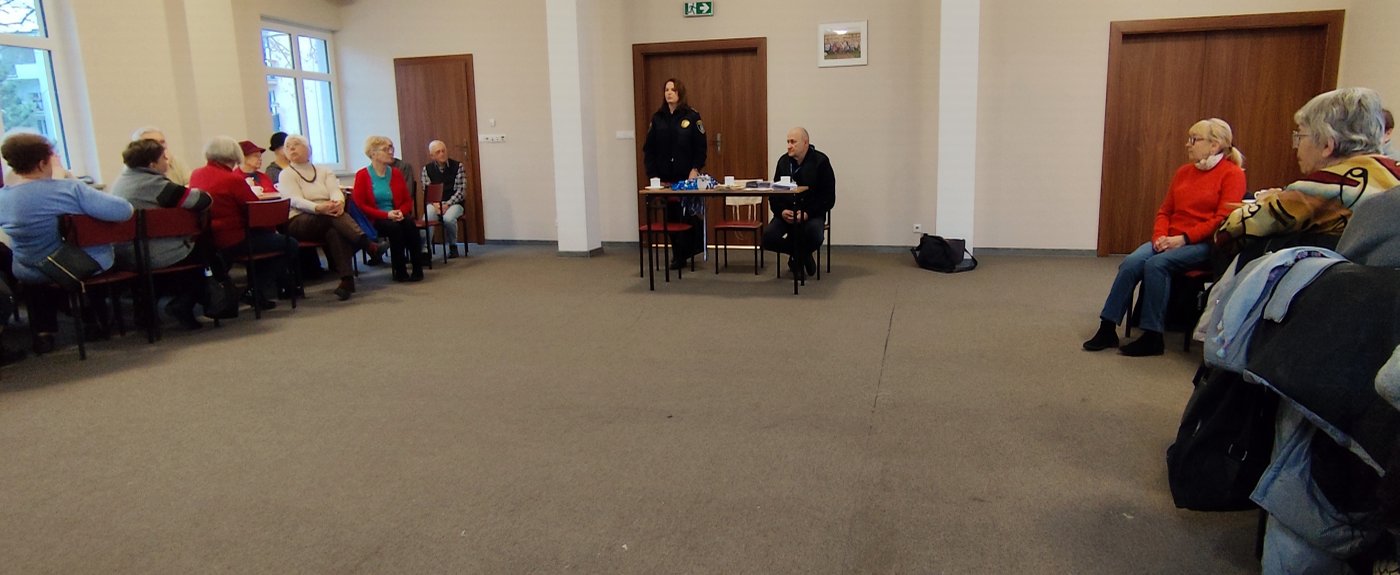 strażniczka omawia sposoby działania sprawców oszustw