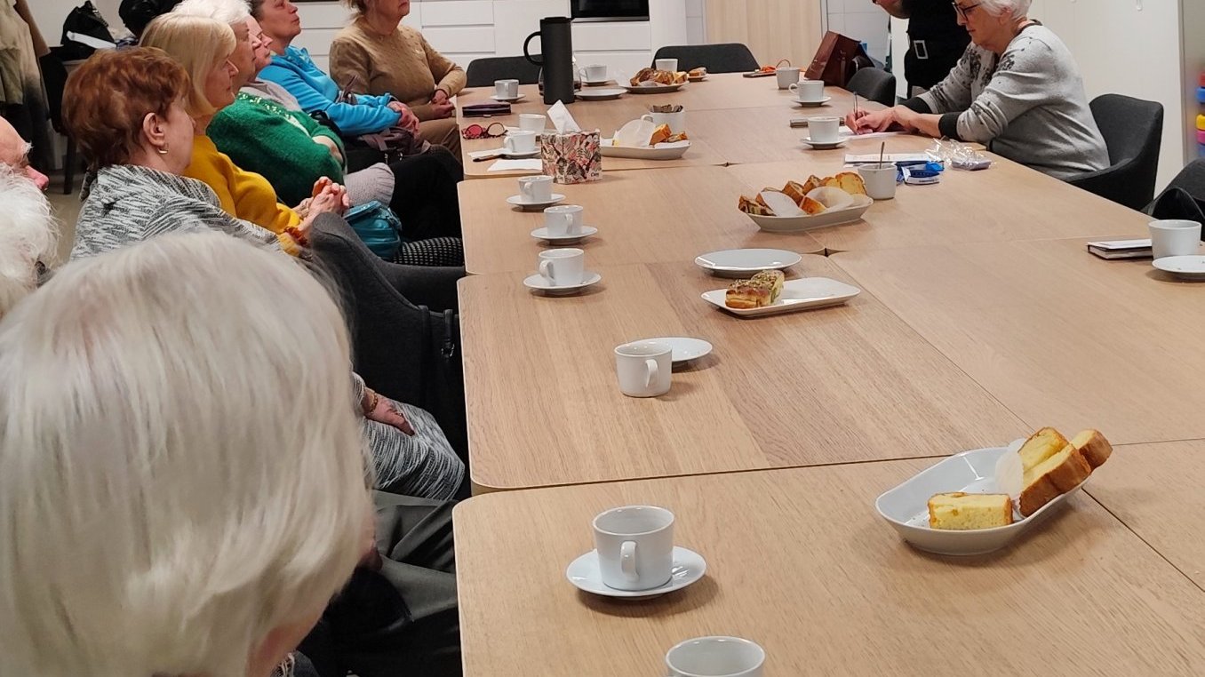 strażniczka omawia sposoby działania sprawców oszustw