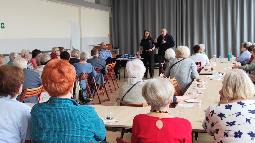 rozmowy z seniorami o uniknięciu zagrożeń dla osobistego bezpieczeństwa