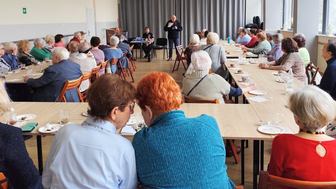 rozmowy z seniorami o uniknięciu zagrożeń dla osobistego bezpieczeństwa