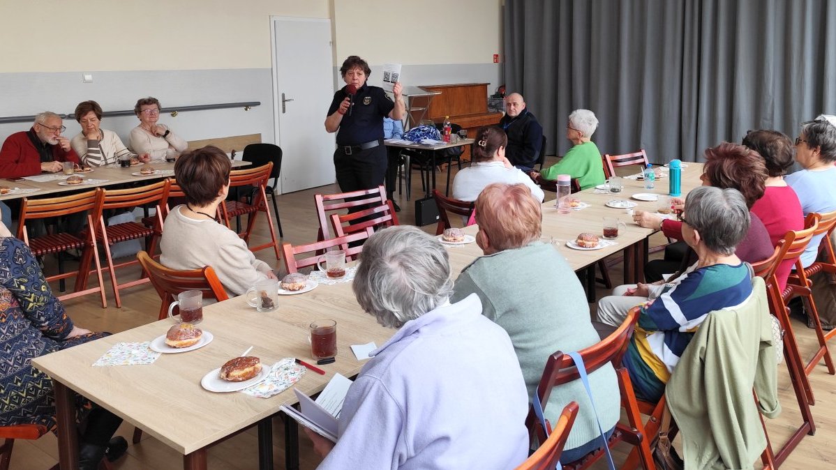 rozmowy z seniorami o uniknięciu zagrożeń dla osobistego bezpieczeństwa