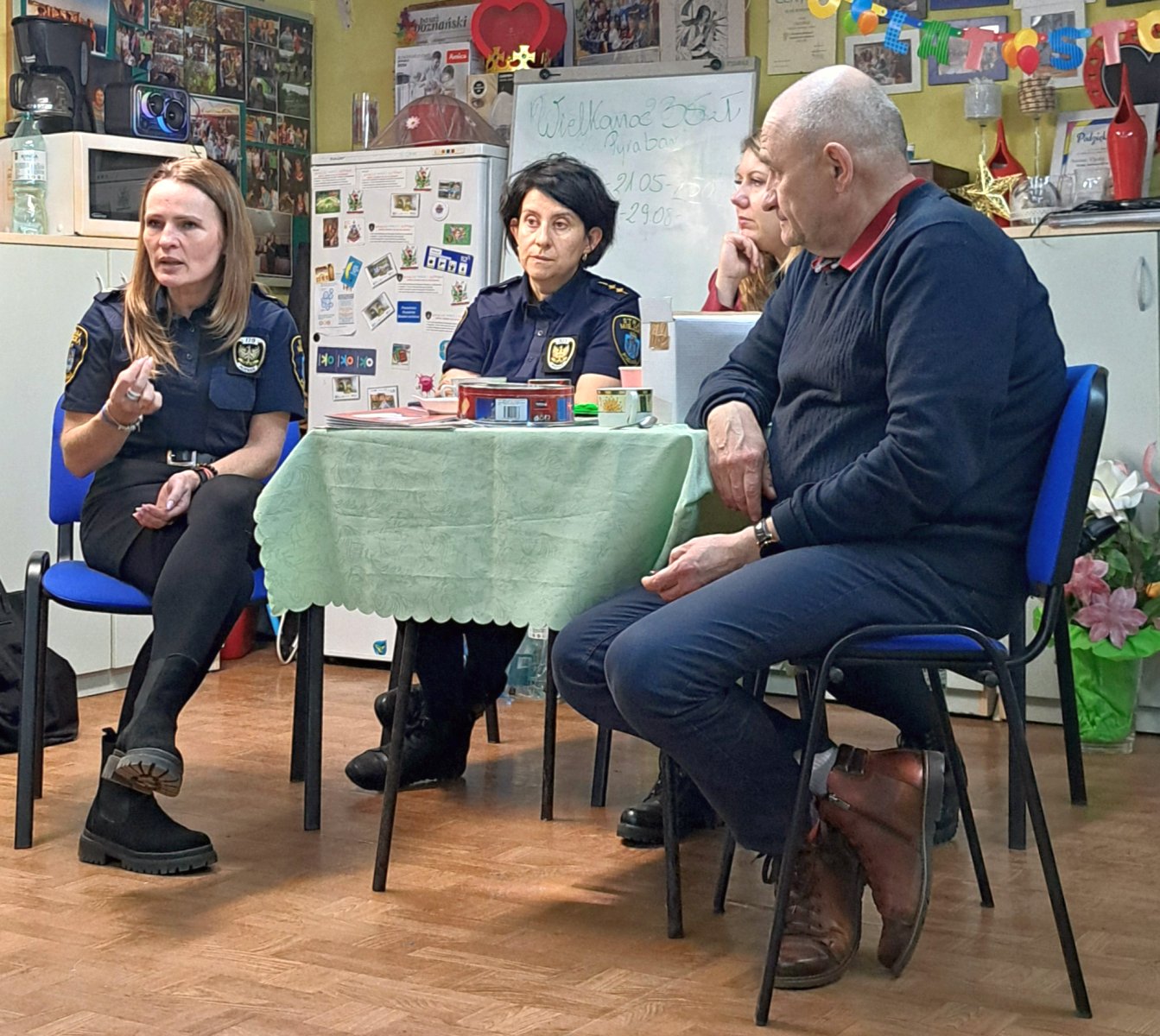 strażniczka omawia zagadnienia bezpieczeństwa seniorów