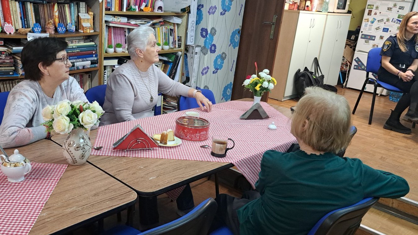 uczestniczki spotkania słuchają wypowiedzi strażniczki