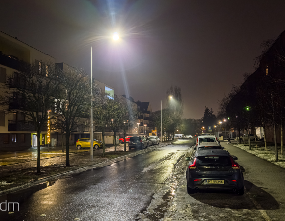 Zdjęcie oświetlonej ulicy nocą