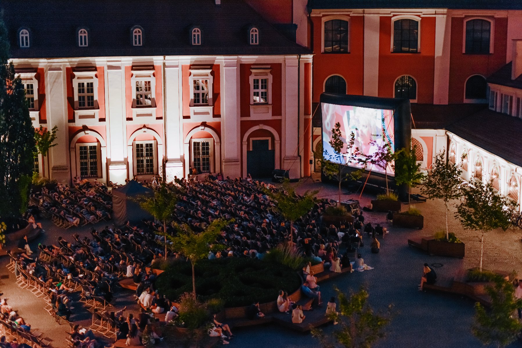 Od 27 czerwca w każdy piątkowy wieczór do końca wakacji na Wolnym Dziedzińcu będzie można oglądać filmy pod chmurką Zdjęcie z pokazu filmowego na Wolnym Dziedzińcu