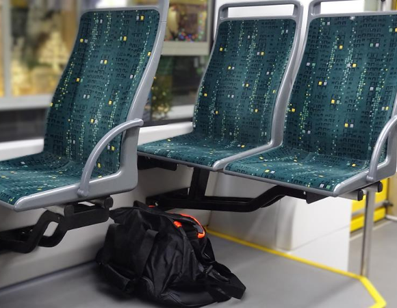Zostawiona torba pod siedzeniem tramwaju