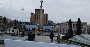Plac Niepodległości, kolumna ze słowiańskim bóstwem Berehynią symbolizującym niezależność Ukrainy i upamiętniającym uzyskanie niepodległości - Kijów, luty 2020