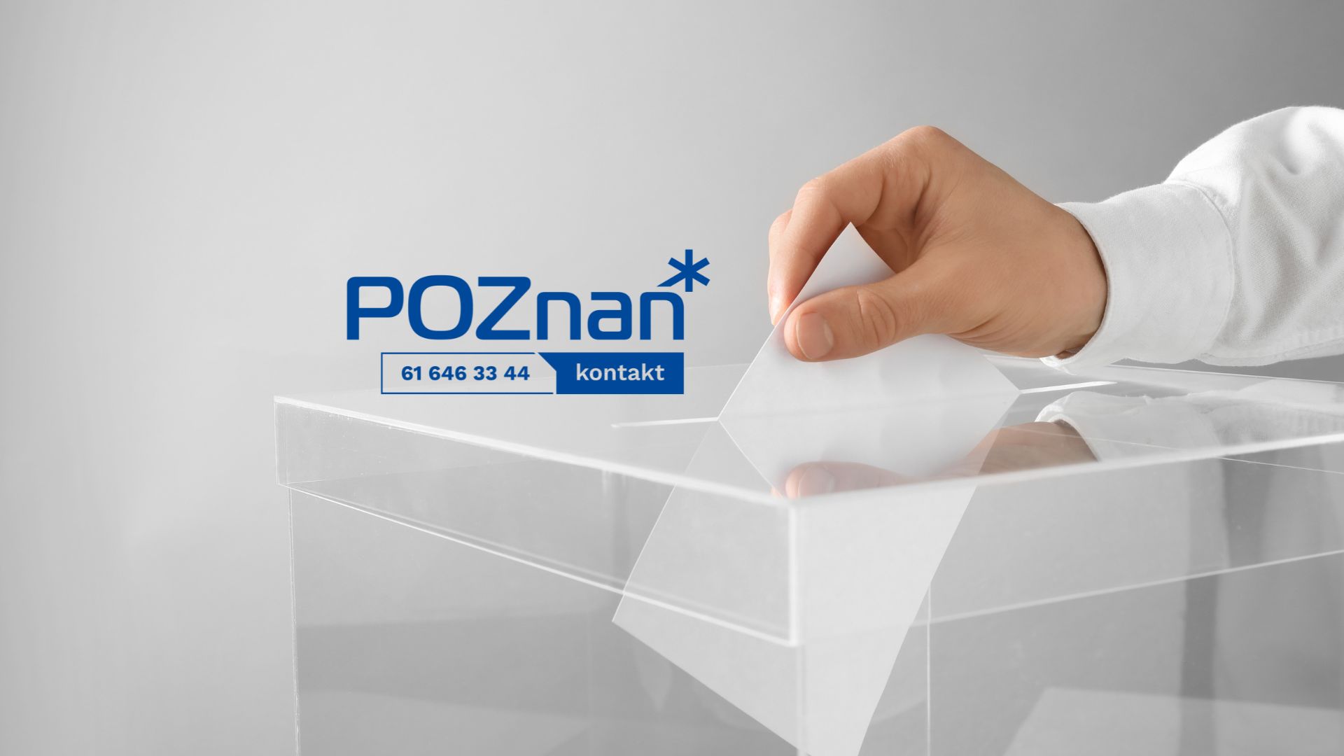 Zdjęcie przedstwia rękę która wrzuca kartę wyborczą do urny oraz logo biura Poznań Kontakt w kolorze niebieskim - grafika artykułu