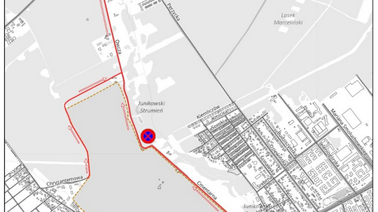 Obraz przedstawia czarno-białą mapę okolic cmenatrza na junikowie z zaznaczonymi na czerwono zmianani w organizacji ruchu