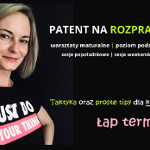Blondynka w czarnej koszulce. Obok informacje o webinarze.