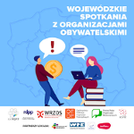 Kobieta siedzi na książkach z otwartym laptopem. Mężczyzna niesie ogromna monetę. Oboje coś mówią.