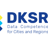 Logo firmy DKSR, granatowe litery a po lewej stronie trzy kwadraty: żółty, błękitny i granatowy.