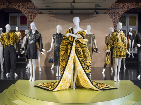photograph: Grzegorz Dembiński Mannequins in black and yellow costumes.