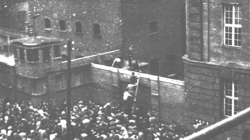 les manifestants pénètrent dans la prison