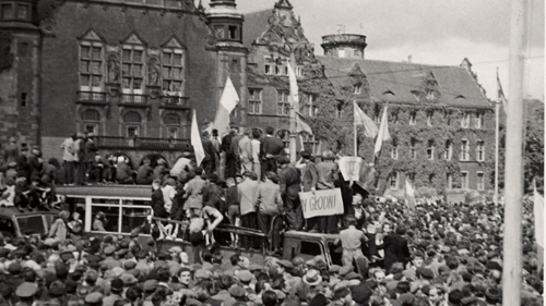 La foule rassemblée sur la place Stalin