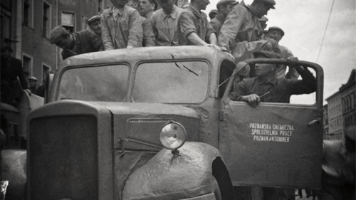 Les groupes d'ouvriers rejoignent la manifestation