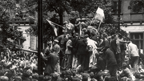 Un char saisi par les manifestants