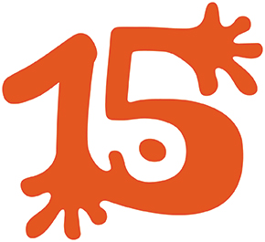 Obrazek przedstawia liczbę 15, stylizowaną na podobieństwo loga Wydawnictwa Zakamarki.