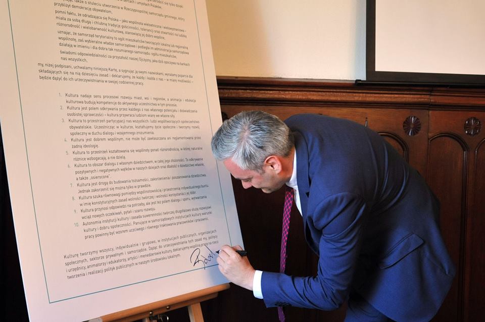 Kartę podpisał prezydent Słupska Robert Biedroń