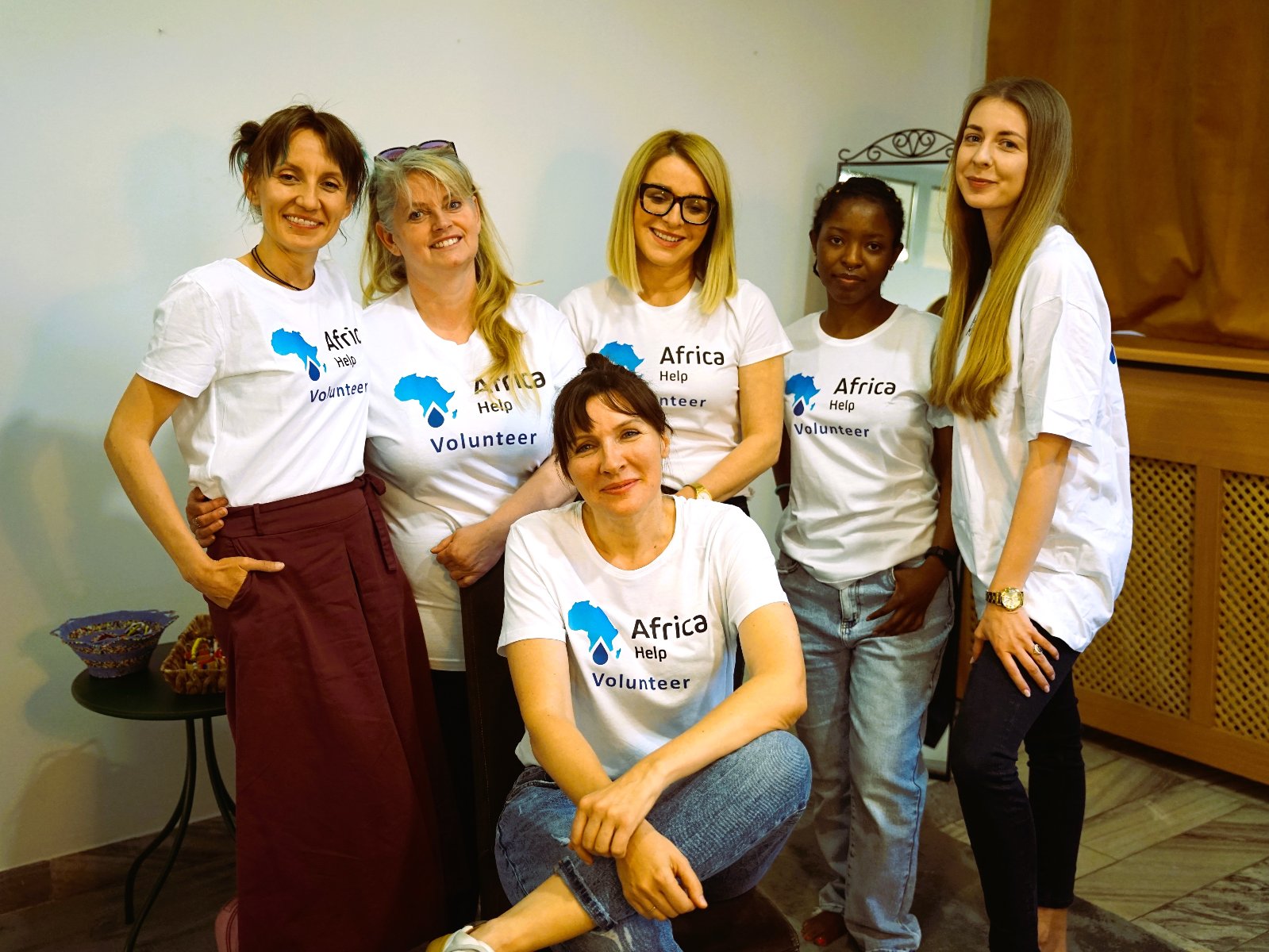 Kilka osób w koszulkach organizacji charytatywnej Africa Help.