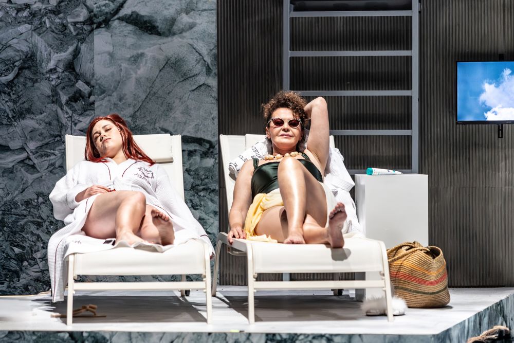 Aktorzy skąpani w dymie i czerwonym świetle podczas spektaklu.