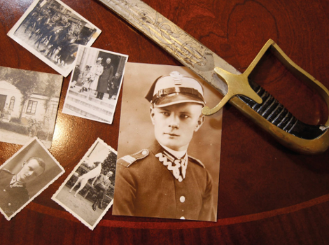 Fragment zbiorów Michała Kobusiewicza, fot. Maciej Męczyński Archiwalne fotografie przedstawiające oficera w przedwojennym mundurze, rodziny i innych żołnierzy.