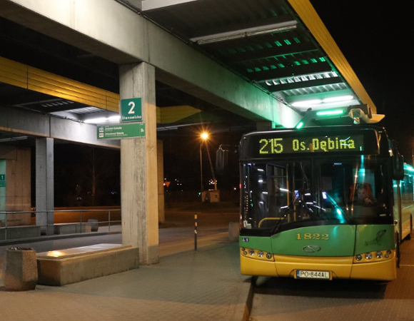 Autobus linii 215 na pętli Sobieskiego