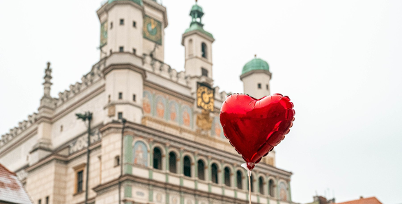 Balon w kształcie serca. W tle Ratusz