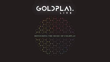 Na czarnym tle logo Goldplay live wraz z rysunkiem kuli złożonej z płytek sześciennych.