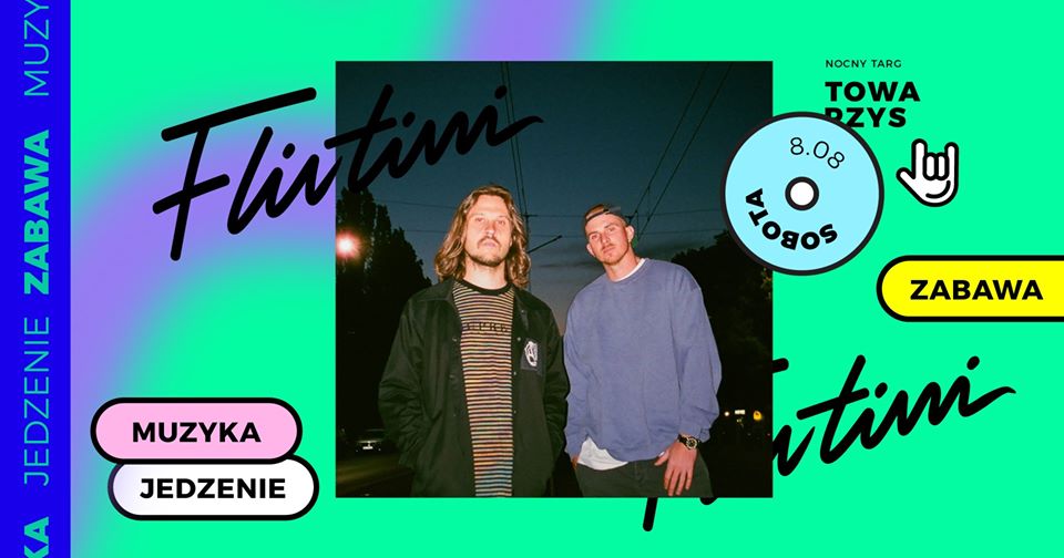 Zdjęcie mężczyzn na tle nocnego nieba w mieście. Widać przewody trakcji tramwajowej i światła samochodów.