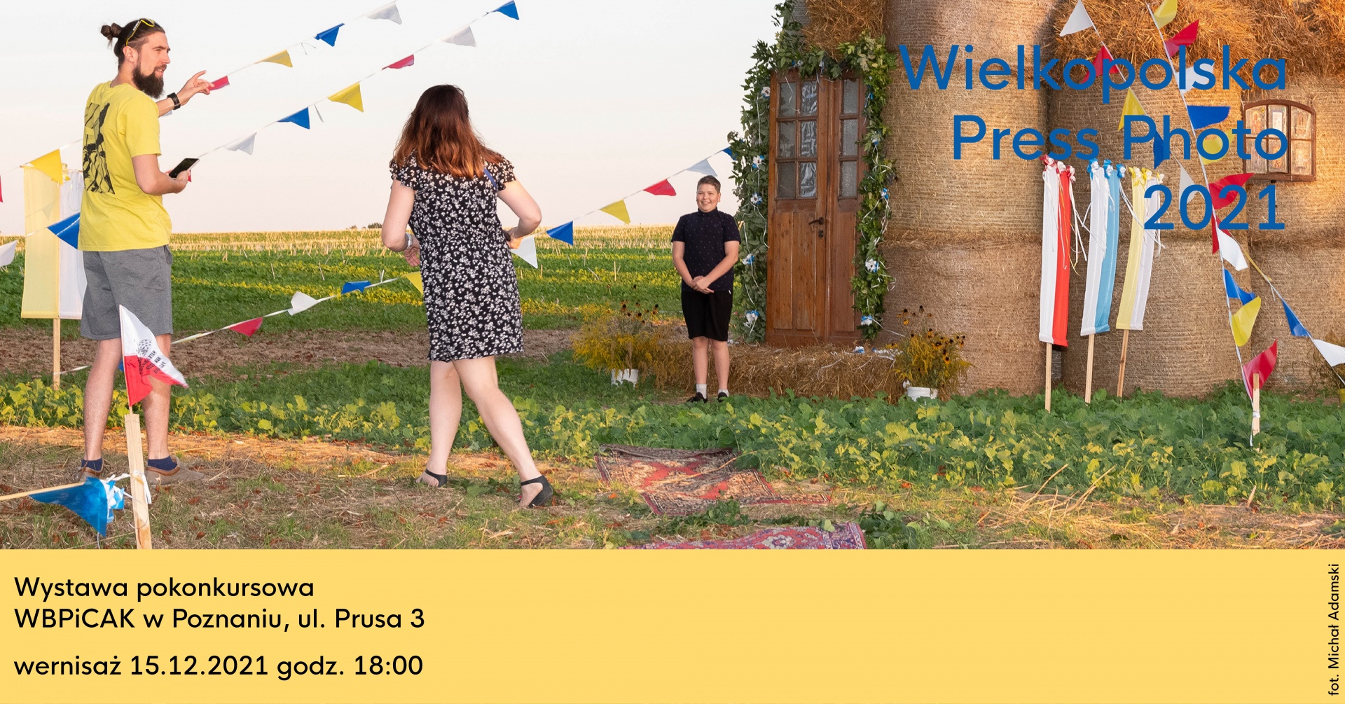 Zdjęcie trójki ludzi przy balotach słomy na polu.