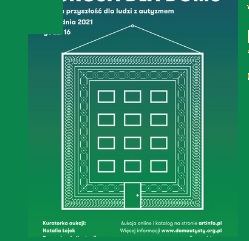 Na gradientowym, niebiesko-zielonym tle prosta, geometryczna, biała ilustracja domu, w którego elewację wpisany jest kształt przypominający dywan. Nad grafiką duży biały napis "AUKCJA DLA DOMU. Dobra przyszłość dla ludzi z autyzmem, 4 grudnia 2021, godz. 16".