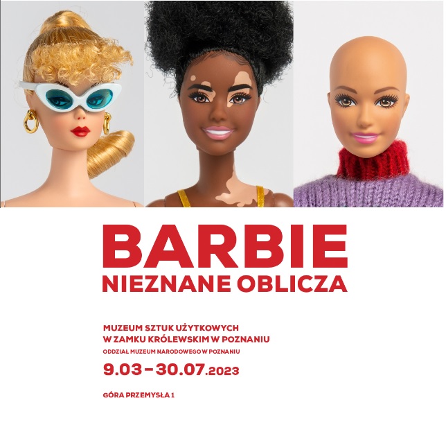 Baner promujący wydarzenie. Nazwa wydarzenia i data. Zdjęcia głów trzech lalek barbie.