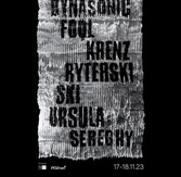 Grafika to szary prostokąt na czarnym tle. Na szarym prostokącie czarne napisy z nazwami zespołów.