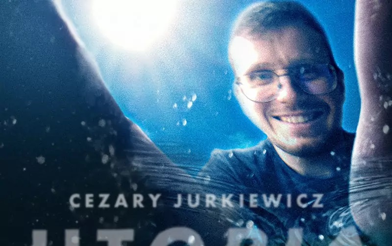 Baner promujący wydarzenie. Nazwa wydarzenia i zdjęcie artysty.